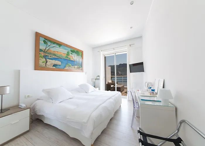 Hotel De La Plage - Mahogany